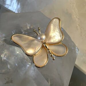 Papillon en nacre sur broche