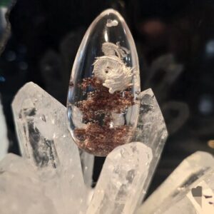 Quartz gravé à inclusions en pendentif