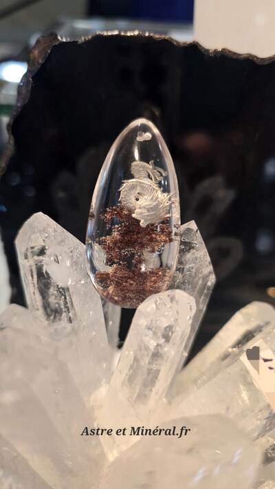 Quartz gravé à inclusions en pendentif