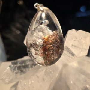 Quartz gravé à inclusions en pendentif