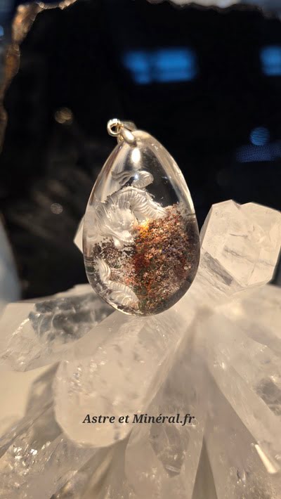 Quartz gravé à inclusions en pendentif